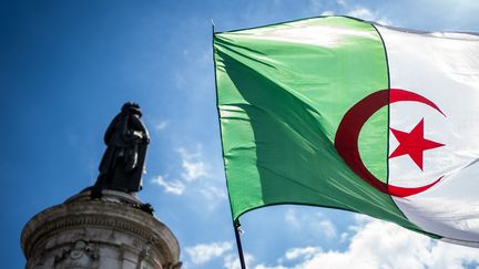 Un drapeau algérien sur la place de la République, à Paris, le 6 juin 2021. (XOSE BOUZAS / HANS LUCAS / AFP)