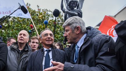 Eric Zemmour aux Sables d'Olonne, samedi 8 janvier 2022, entouré de Patrick Buisson, ancien&nbsp;conseiller à l'Elysée sous le quinquennat de Nicolas Sarkozy (à gauche), et du souverainiste Philippe de Villeirs (à droite).&nbsp; (SEBASTIEN SALOM-GOMIS / AFP)