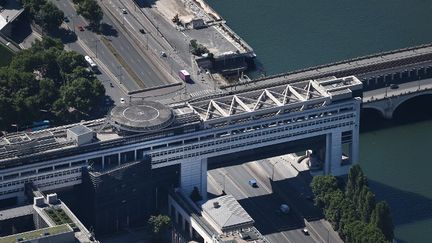 Bercy veut donner une nouvelle impulsion à&nbsp;l'épargne des Français (ici, le ministère de l'Economie et des Finances). (JEAN-SEBASTIEN EVRARD / AFP)