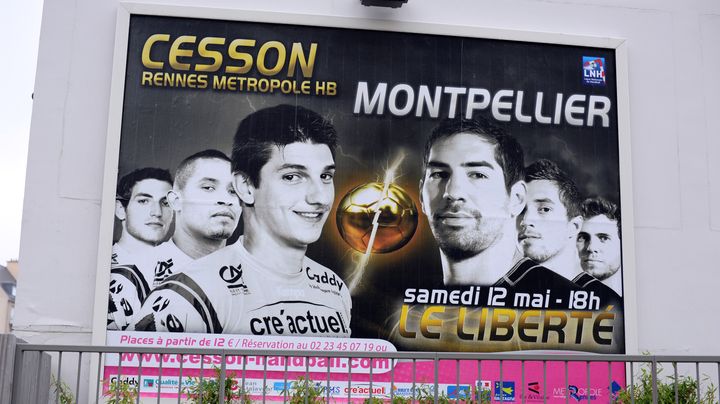 L'affiche du match entre Cesson-S&eacute;vign&eacute; et Montpellier, sur lequel p&egrave;sent des soup&ccedil;ons de truquage, le 8 mai 2012.&nbsp; (PHILIPPE RIOU / AFP)