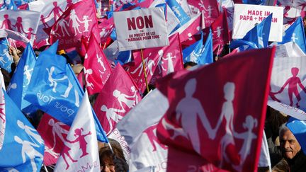 Du c&ocirc;t&eacute; des anti, on n'a pas de grands couturiers mais on est organis&eacute;s. La manifestation du 13 janvier est un mod&egrave;le de mise en sc&egrave;ne o&ugrave; flottent des milliers de drapeaux bleu, rose et blanc soutenus par des slogans homologu&eacute;s par le comit&eacute; d'organisation. (JEAN-PAUL PELISSIER / REUTERS)