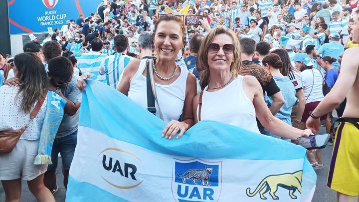 Vicky et Maria, deux supportrices argentines avant le match contre l'Angleterre, pour le compte de la Coupe du monde de rugby, le 9 septembre 2023 à Marseille. (Elio Bono/Franceinfo: sport)