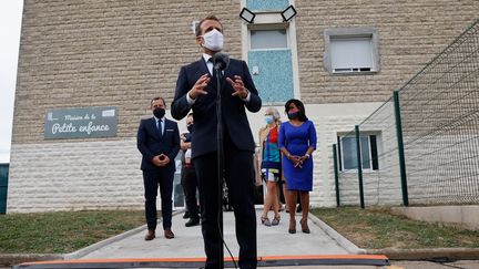 Le président de la République Emmanuel Macron fait une déclaration à l'issue d'une visite dans un centre de la Protection maternelle et infantile à Longjumeau (Essonne) le 23 septembre 2020 (LUDOVIC MARIN / AFP)