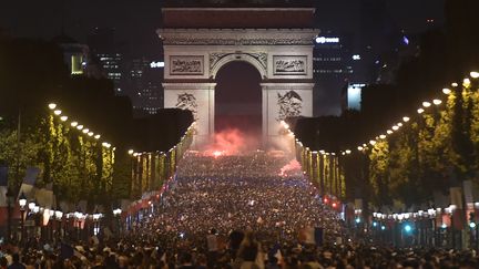 Les Champs-Elysées après la victoire des Bleus lors des demi-finales de la Coupe du monde (Victoire de la France face à la Belgique 1 à 0 ), le 10 juillet 2018. (LUCAS BARIOULET / AFP)