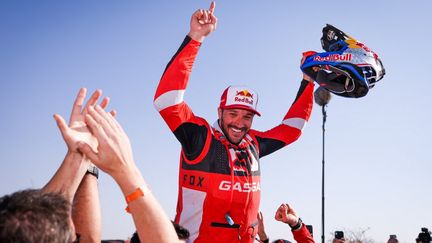 Sam Sunderland célèbre son sacre sur le Dakar 2022 en catégorie moto, vendredi 14 janvier 2022 (FLORENT GOODEN / DPPI via AFP)