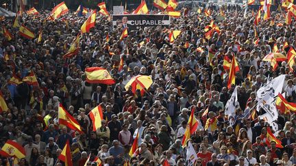 Des Espagnols manifestent contre le Premier ministre Pedro Sanchez, à Madrid, le 20 octobre 2024. (OSCAR DEL POZO / AFP)