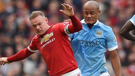 Wayne Rooney à la lutte avec le défenseur de City Vincent Kompany