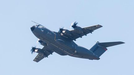 &nbsp; (Un avion militaire A400M d'Airbus décolle de Toulouse © Reuters)