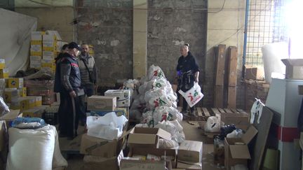 À&nbsp;Sévérodonesk, dans la région du Donbass, les volontaires distribuent l'aide humanitaire. (GILLES GALLINARO / RADIO FRANCE)