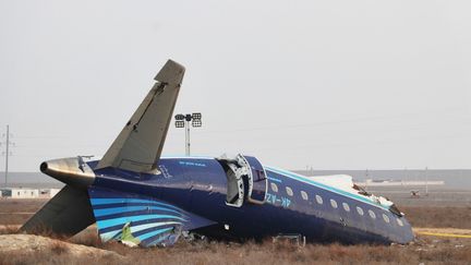 Les débris d'un avion d'Azerbaijan Airlines écrasé près d'Aktaou (Kazakhstan), le 27 décembre 2024. (MEIRAMGUL KUSSAINOVA / ANADOLU / AFP)