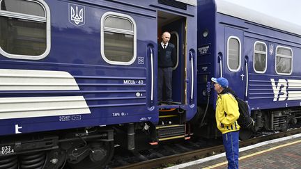 Un train&nbsp;en provenance de Kiev est arrivé&nbsp;en gare de Kherson pour la première fois depuis le début de la guerre en Ukraine, le 19 novembre 2022. (GENYA SAVILOV / AFP)