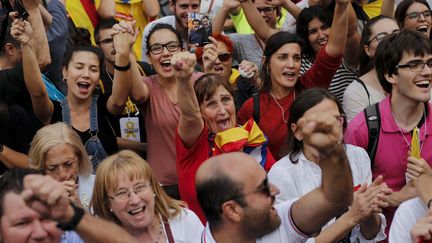 Des indépendantistes célèbrent la déclaration d'indépendance de la Catalogne à Barcelone, le 27 octobre 2017. (PAU BARRENA / AFP)