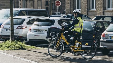 Les postiers, ici à Strasbourg (Bas-Rhin), le 18 mars 2020, font partie des rares personnes à travailler pendant l'épidémie de coronavirus. (CHRISTOPH DE BARRY / HANS LUCAS / AFP)