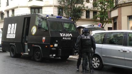 Un camion et des hommes de la Brigade de recherche et d'intervention, rue de Charonne &agrave; Paris, le 24 ao&ucirc;t 2015.&nbsp; (PIERRE LAURENT / TWITTER )