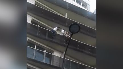 Le sauvetage d'un enfant à Paris, le 26 mai 2018. (CAPTURE D'ÉCRAN)