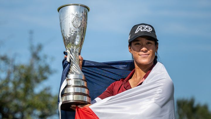 Céline Boutier lors de la remise du trophée après sa victoire à l'Evian Championship, le 30 juillet 2023 en Haute-Savoie. (FABRICE COFFRINI / AFP)