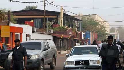 Des policiers se tiennent devant le restaurant La Terrasse à Bamako (Mali), le 7 mars 2015.&nbsp; (SEBASTIEN RIEUSSEC / AFP)