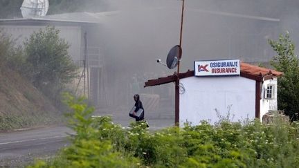 Un homme marche à proximité de la zone frontière entre la Serbie et le Kosovo, le 27 juillet 2011. (AFP - STR)