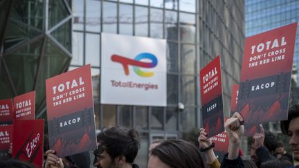 Une action des associations de défense de l'environnement devant le siège de TotalEnergies à Paris, le 2 mars 2022. (ROBIN LETELLIER/SIPA / SIPA)