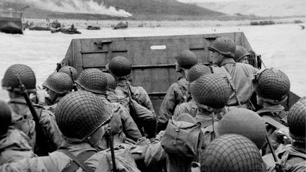 Des soldats se préparent à débarquer sur les plages de Normandie, le 6 juin 1944. (MEDIADRUMIMAGES /  NARA / MAXPPP)