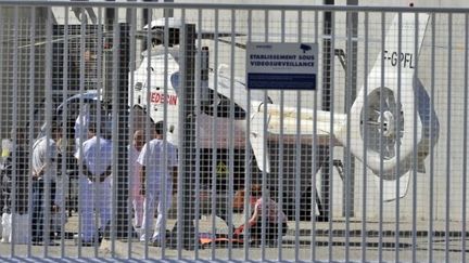 Devant le site de Marcoule, après l'explosion du 12 septembre. (BORIS HORVAT / AFP)