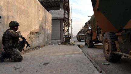 L'armée turque dans les rues de&nbsp;Ras al-Aïn, en Syrie, le 17 octobre 2019. (TURKISH ARMED FORCES / HANDOUT / ANADOLU AGENCY / AFP)