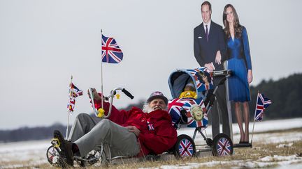 Un designer de v&eacute;lo allemand, Didi Senft, pr&eacute;sente sa cr&eacute;ation en hommage &agrave; William, Kate et leur b&eacute;b&eacute; &agrave; na&icirc;tre le 27 mars 2013, &agrave; Storkow (Allemagne). (THOMAS PETER / REUTERS )