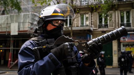 Un policier, le 3 août 2019, lors d'une manifestation de "gilets jaunes" à Paris. (XOSE BOUZAS / HANS LUCAS / AFP)