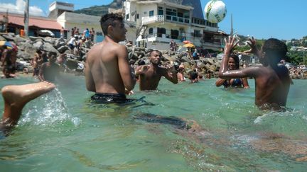 Sur la plage de Barra da Tijuca dans le sud de Rio, le 26 janvier 2014. (SILVANA DE ARARUJO BARCELO / AFP)