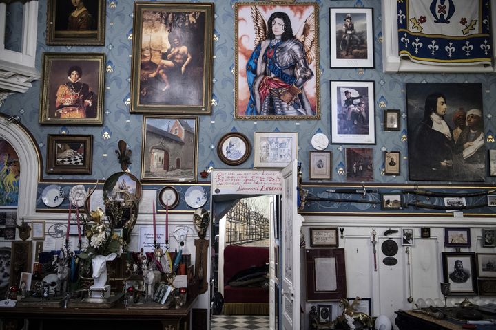 Les murs de l'appartement de Gonzague Saint-Bris, ornés d'objets en tous genres que l'écrivain avait amassés au cours de sa vie.
 (CHRISTOPHE ARCHAMBAULT / AFP)