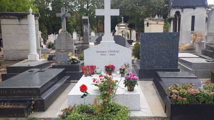 La tombe de l'ancien président de la République Jacques Chirac, au cimetière du Montparnasse dans le 14e arrondissement à Paris, septembre 2020. (FARIDA NOUAR / RADIO FRANCE)