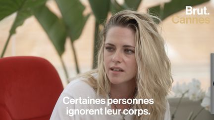 “Comment peut-on détester les autres ? Imposer des règles aux corps des autres ?”. À l’occasion du festival de Cannes et de la présentation du film “Les Crimes du futur” de David Cronenberg, Kristen Stewart répond aux questions d’Augustin Trapenard.