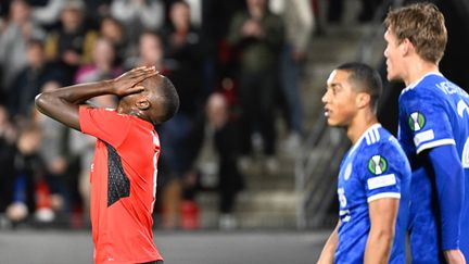 Serhou Guirassy est dépité après l'élimination de son Stade Rennais malgré la victoire bretonne, jeudi 17 mars, contre Leicester (2-1) à l'occasion du huitième de finale retour de la Ligue Europa conférence. (DAMIEN MEYER / AFP)