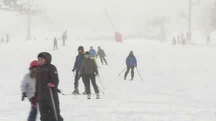 Samedi 4 février, pour ce premier week-end de vacances scolaires, les petites stations de ski sont prises d’assaut. C’est un bon moyen pour les familles de faire des économies. (FRANCE 3)