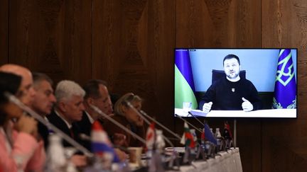 Le président ukrainien Volodymyr Zelensky s'exprime en visioconférence lors du sommet des alliés de l'OTAN à Ramstein. (ARIF AKDOGAN / ANADOLU AGENCY / AFP)