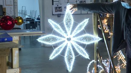 Les décorations de Noël comme cette étoile lumineuse sont fabriquées ici à Bordeaux (France 3)