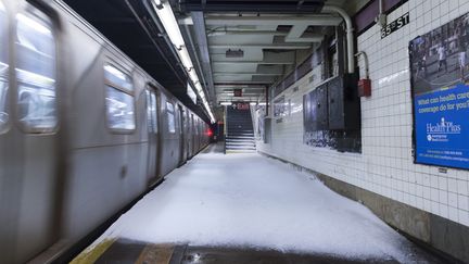 New York, le 3 janvier 2014. Metro enneig&eacute; sur la 65e Rue.&nbsp; (ZORAN MILICH / REUTERS)