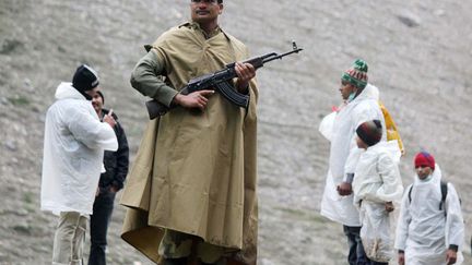 C'est &agrave; travers des sentiers escarp&eacute;s plac&eacute;s sous haute surveillance de la police indienne que les p&egrave;lerins entreprennent ce voyage. (BILAL BAHADUR / THE TIMES OF INDIA / AFP)