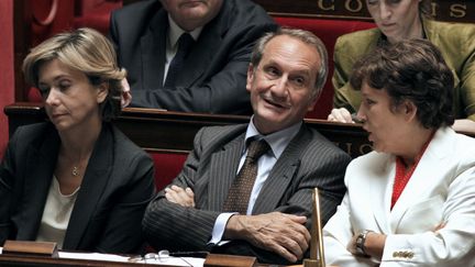 G&eacute;rard Longuet, ex-ministre de la D&eacute;fense, aux c&ocirc;t&eacute;s de Roselyne Bachelot et Val&eacute;rie P&eacute;cresse, le 27 septembre 2011 &agrave; l'Assembl&eacute;e nationale. (JACQUES DEMARTHON / AFP)