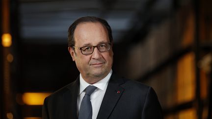 François Hollande lors d'une visite du centre logistique Sarenza, le 10 octobre 2016 à Réau (Seine-et-Marne). (YOAN VALAT/POOL / EPA POOL)