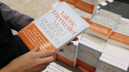 Le livre de Valérie Trierweiler s'arrache en librairies.
 (Patrick Kovarik / AFP)