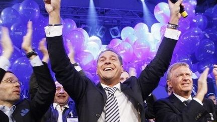 Le chef du Parti autrichien de la liberté célèbre la victoire de son parti lors des municipales en 2010. (DIETER NAGL / AFP)