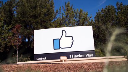 Un panneau Facebook, à Menlo Park, en Californie (Etats-Unis), le 4 novembre 2016.&nbsp; (JOSH EDELSON / AFP)