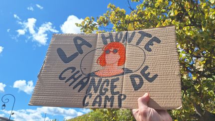 Ein Schild zur Unterstützung von Gisèle Pelicot in Avignon vor dem Gerichtsgebäude, in dem Mazans Vergewaltigungsprozess stattfand, wird während einer Demonstration zur Unterstützung des Opfers am 13. September 2024 hochgehalten. (ADELE BOSSARD / RADIO FRANCE)