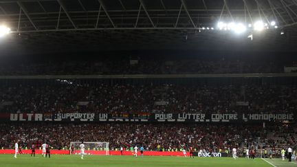 Une banderole lors du match Nice-Marseille du 28 août 2019, interrompu par l'arbitre&nbsp;à cause de chants et banderoles homophobes. (VALERY HACHE / AFP)