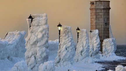 La jet&eacute;e du port de Senj (Croatie) prisonni&egrave;re des glaces, le 8 f&eacute;vrier 2012. (HRVOJE POLAN / AFP)