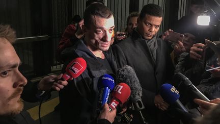 L'activiste russe Piotr Pavlenski et son avocat Yassine Bouzrou, le 18 février 2020, à Paris.&nbsp; (GUILLAUME DAUDIN / AFP)