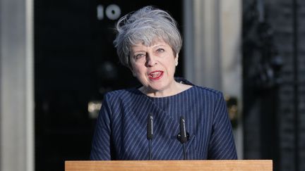 La Première ministre britannique Theresa May, le 18 avril 2017, devant sa résidence du 10, Downing Street à Londres (Royaume-Uni). (DANIEL LEAL-OLIVAS / AFP)