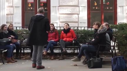 Une entreprise viennoise propose des visites guidée menées par des SDF pour mieux comprendre leur quotidien dans la capitale autrichienne. (CAPTURE D'ÉCRAN SHADES-TOUR.COM)