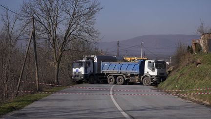 Une route barricadée par des camions serbes dans le village de Rudare près de la ville de Zvecan (Kosovo, le 26 décembre 2022). (ARMEND NIMANI / AFP)